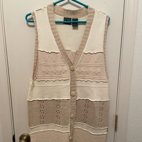 Liz wear beige/light tan button up vest Size Medium - Picture 2 of 9